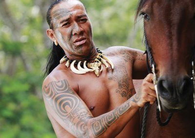 invitation-au-voyage-tatouage-tradition-cheval-marquises-tatoué-e-tahiti-travel-centrale