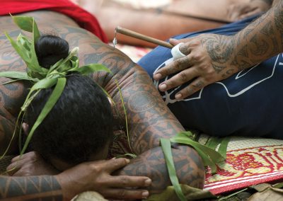 invitation-au-voyage-tatouage-tradition-polynesienne-ancien-e-tahiti-travel