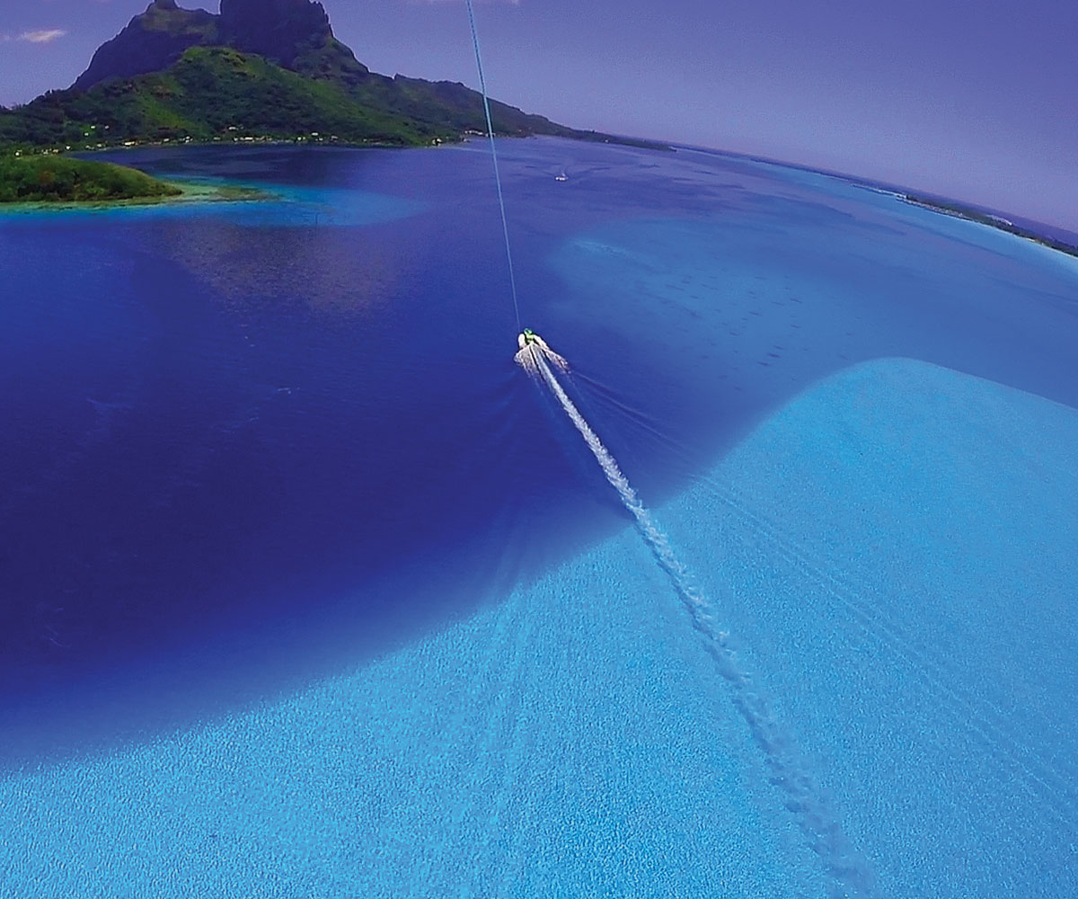 Parachute ascensionnel nautique à Bora Bora - e-Tahiti Travel