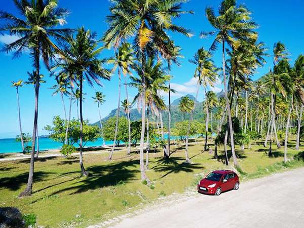 À Huahine, une voiture finit sa course dans le lagon • TNTV Tahiti Nui  Télévision